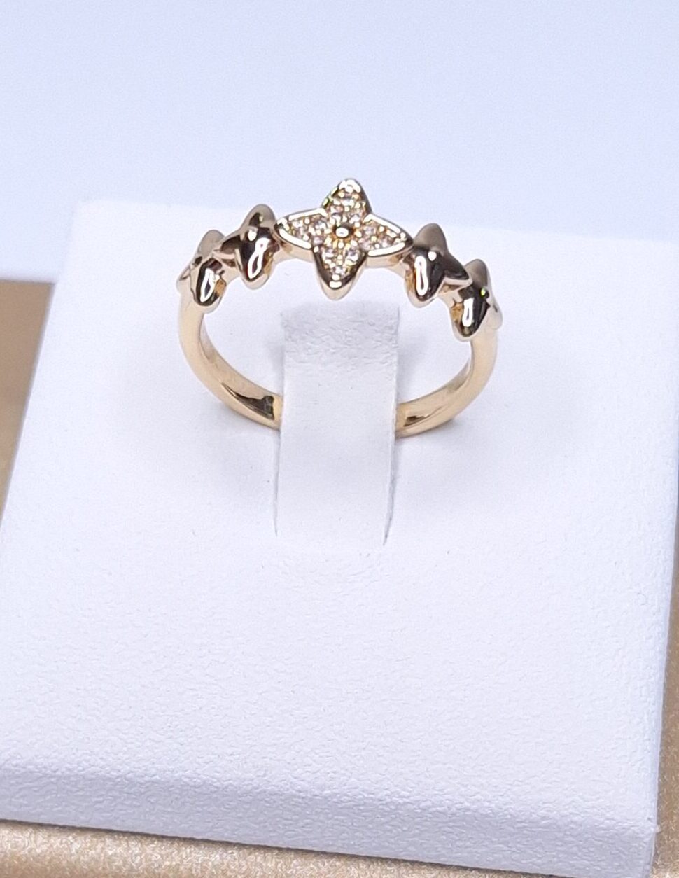 Anel Flor cravejada zircônia Insp. Alta joalheria Louis VT Banho de Ouro 18k