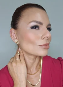 Brinco 2 trevos 14mm trabalhados com corrente 6,3cm Banho de Ouro 18k