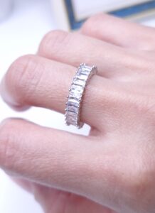 Anel aliança cravejado zircônias baguete B. Ródio