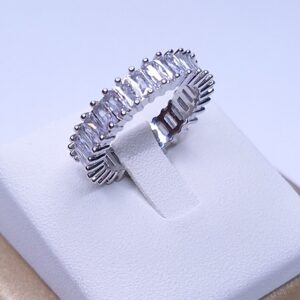 Anel aliança cravejado zircônias baguete B. Ródio