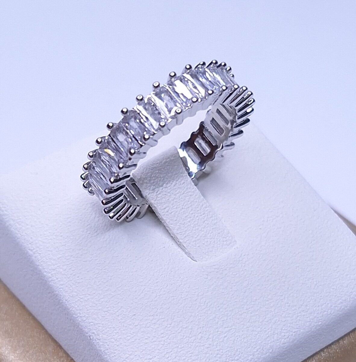 Anel aliança cravejado zircônias baguete B. Ródio