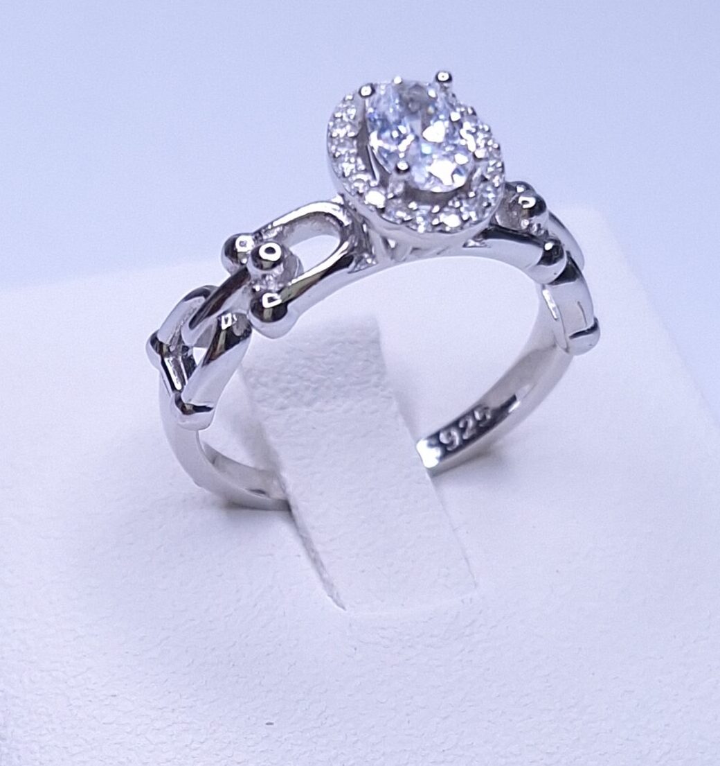 Anel Solitario cravejado elos insp. alta joalheria Prata 925