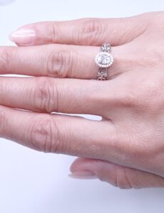 Anel Solitario cravejado elos insp. alta joalheria Prata 925