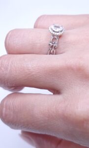 Anel Solitario cravejado elos insp. alta joalheria Prata 925