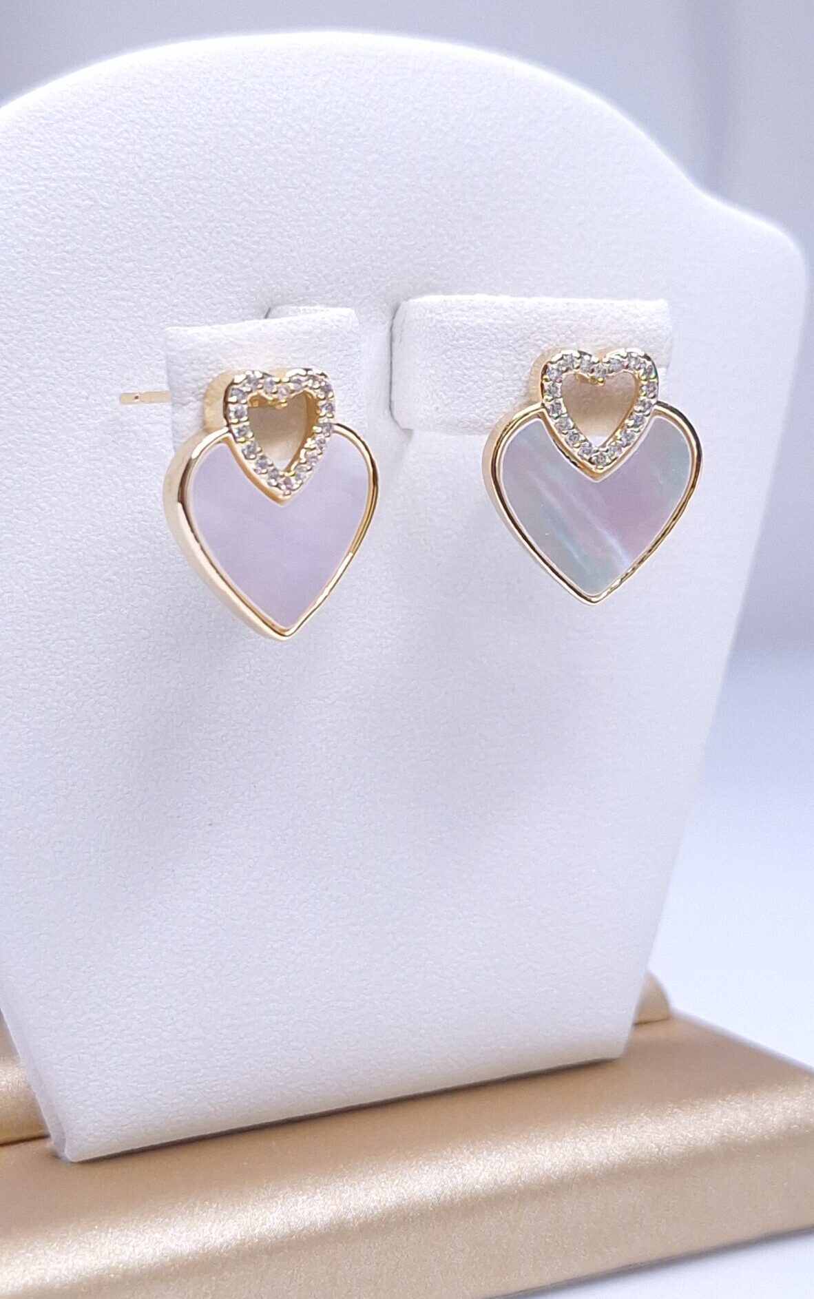 Brinco Coração Madrepérola com zircônias cravejadas Banho Ouro 18k