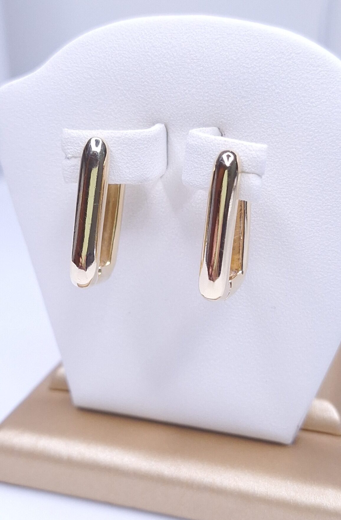 Brinco Argola lisa retangular abaulada Banho Ouro 18k