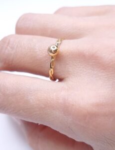 Anel solitário esfera com aro trançado B. Ouro 18k