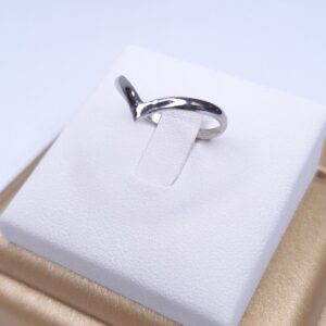 Anel liso formato em V B. Ródio