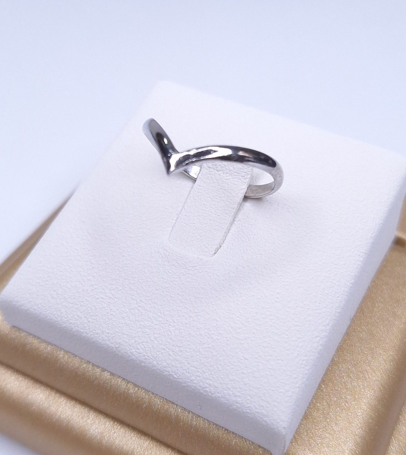 Anel liso formato em V B. Ródio