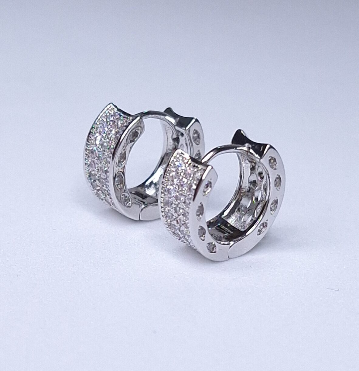 Brinco Argola zircônias cravejadas fecho click 14mm B. Ródio