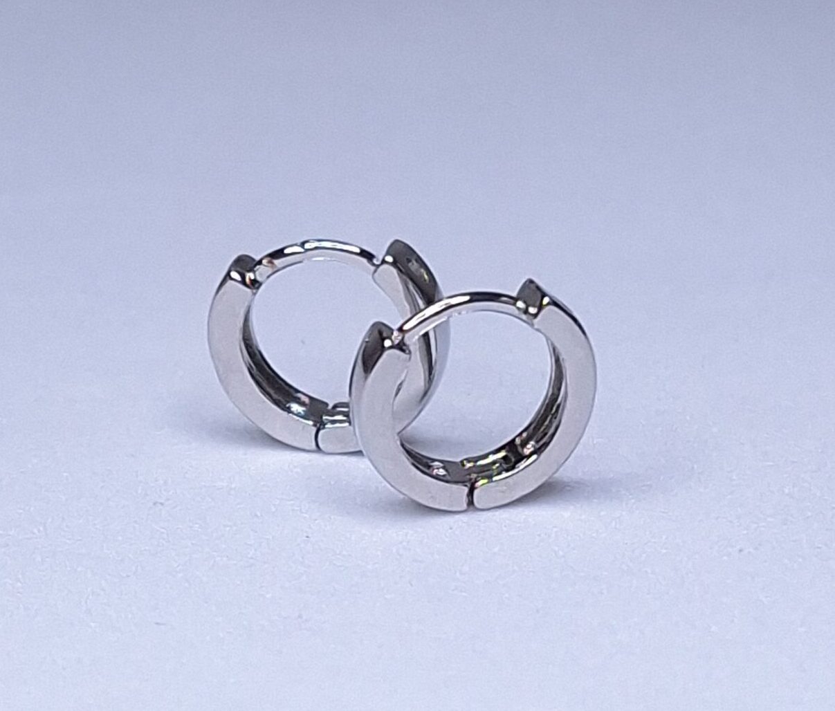 Brinco Mini Argola lisa fecho click 11mm B. Ródio