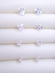 Brinco Solitário Coração Ponto de Luz 4mm Prata 925