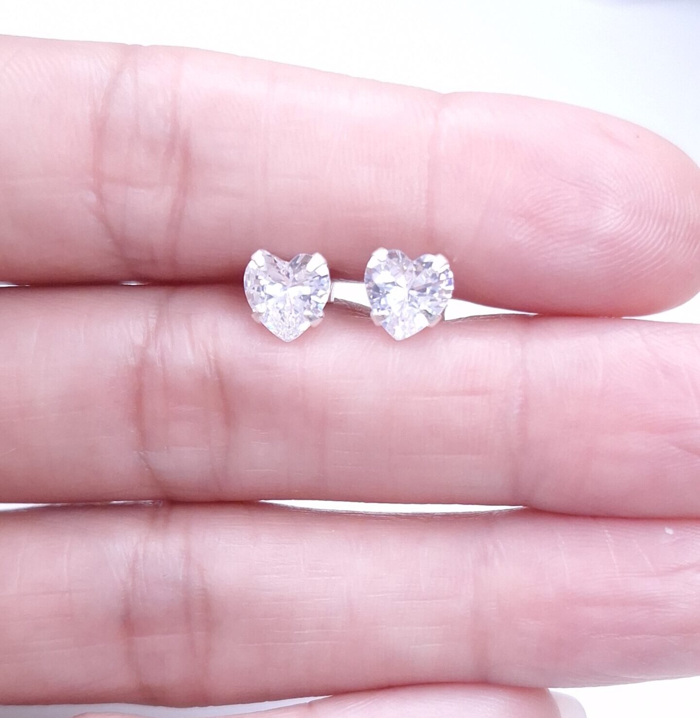 Brinco Solitário Coração Ponto de Luz 6mm Prata 925