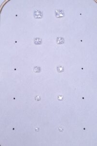 Brinco Solitário Carré Ponto de Luz 4mm Prata 925