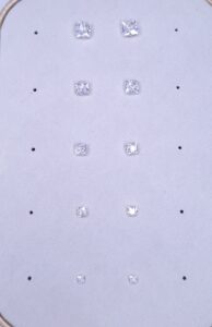 Brinco Solitário Carré Ponto de Luz 6mm Prata 925