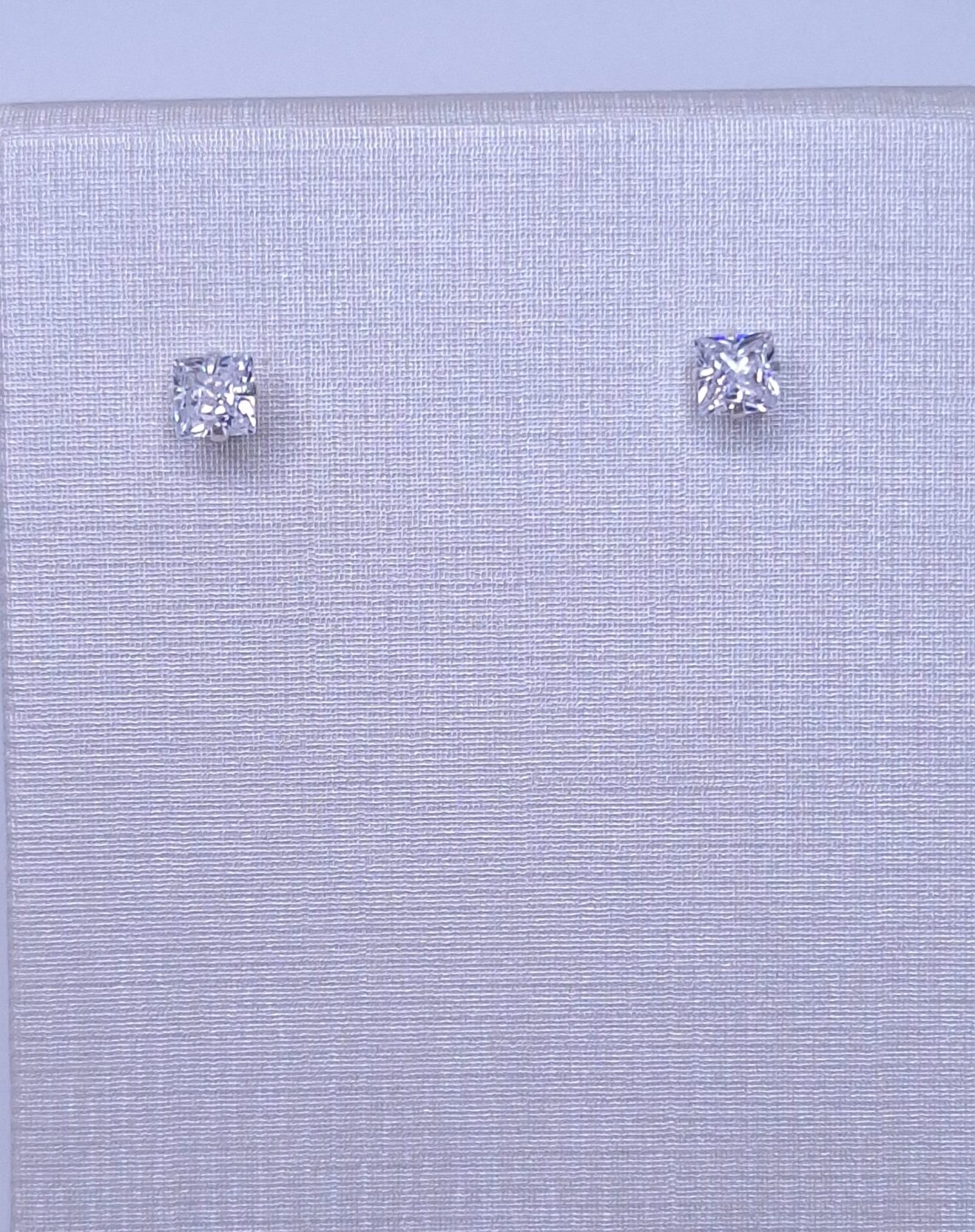 Brinco Solitário Carré Ponto de Luz 4mm Prata 925