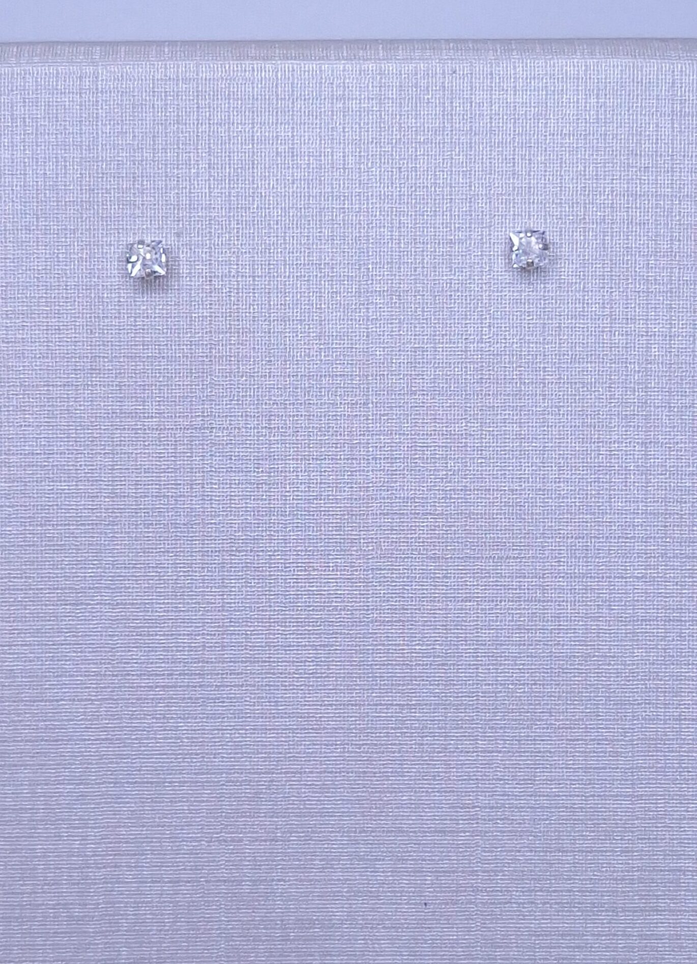 Brinco Solitário Carré Ponto de Luz 2mm Prata 925