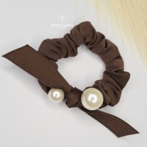 Elástico de cabelo marrom com detalhe em pérolas - un.