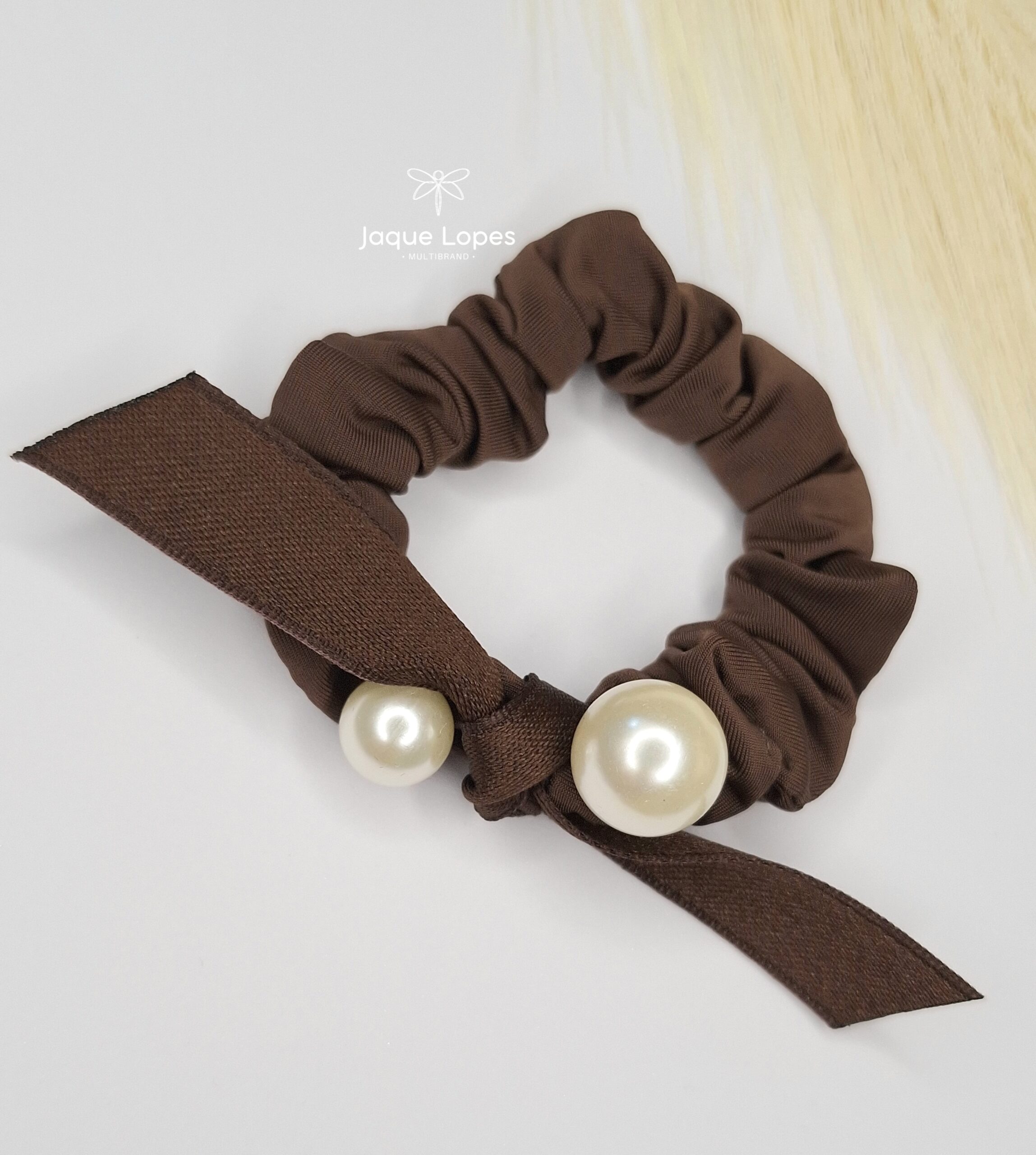 Elástico de cabelo marrom com detalhe em pérolas - un.