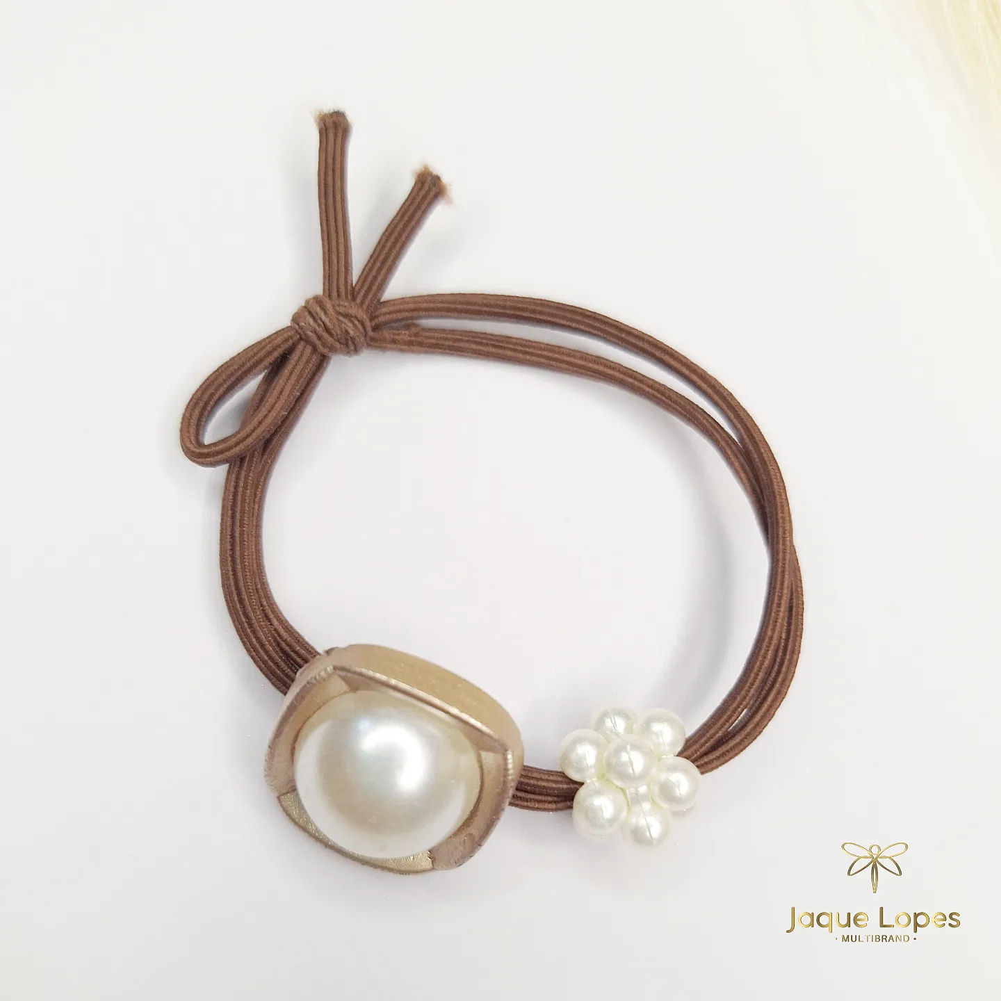 Elástico de cabelo duplo fino marrom com detalhe em mini pérolas e botão - un.