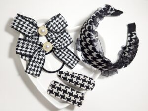 Tiara de tecido estampa pied poule com detalhe babado