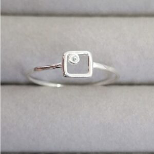 Anel Quadrado vazado com ponto de luz zirconia Prata 925