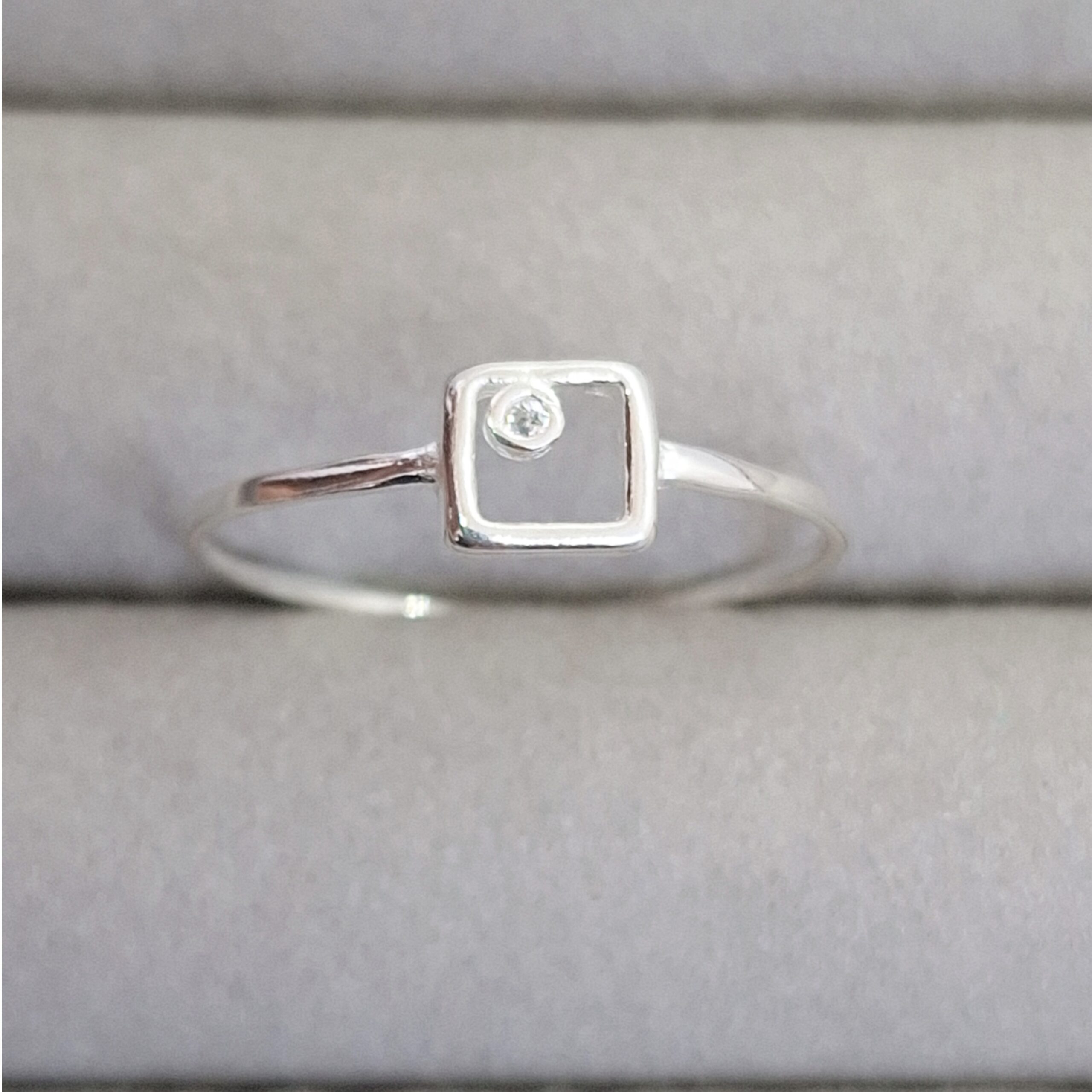 Anel Quadrado vazado com ponto de luz zirconia Prata 925