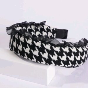 Tiara de tecido estampa pied poule com detalhe babado