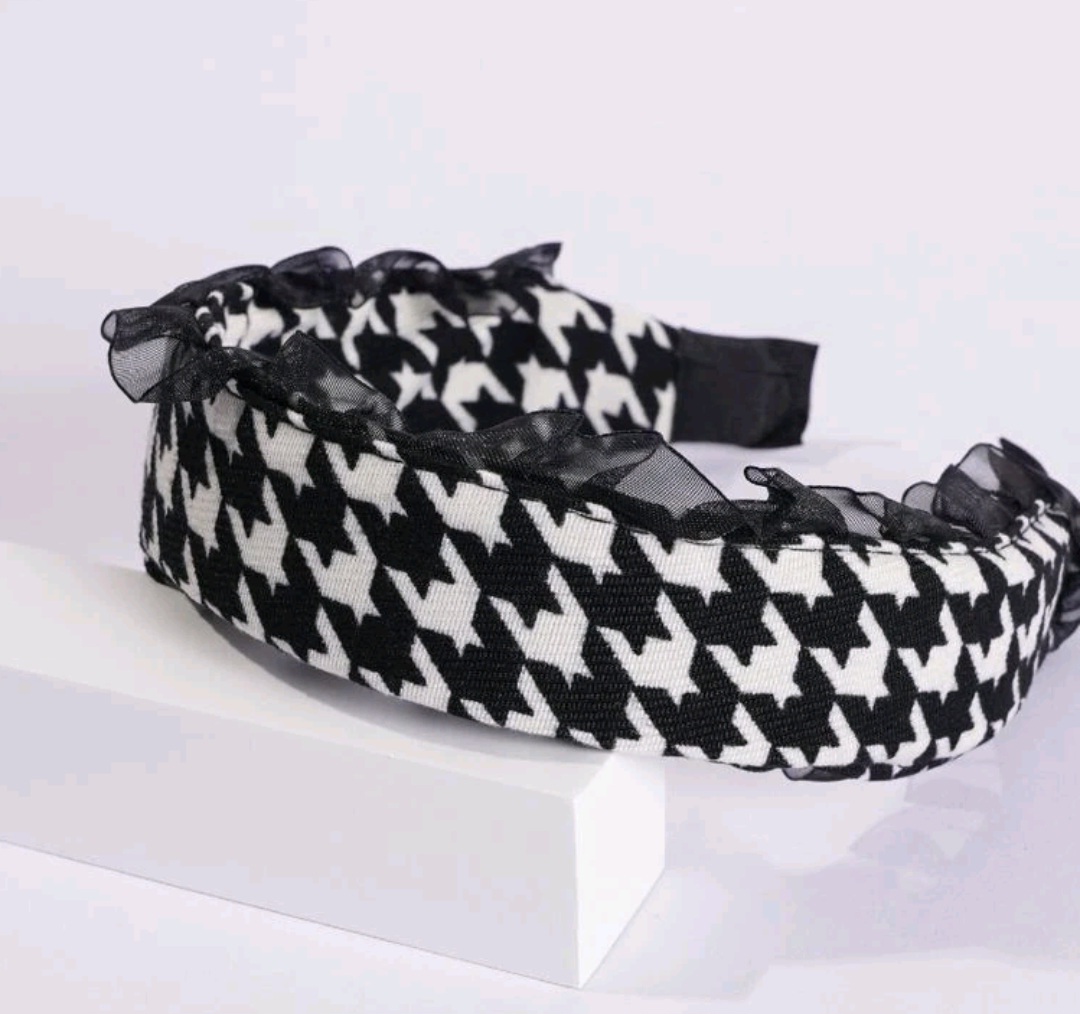 Tiara de tecido estampa pied poule com detalhe babado