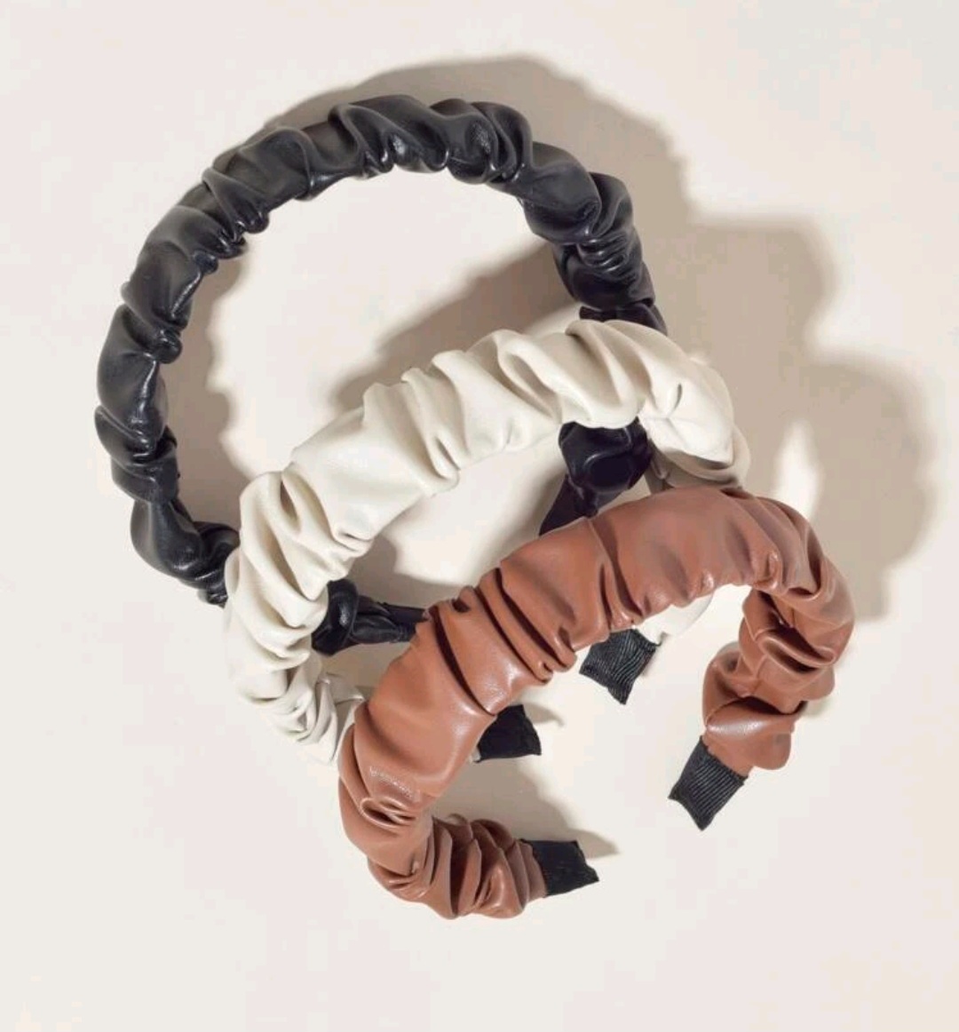 Tiara de couro eco plissada - un.